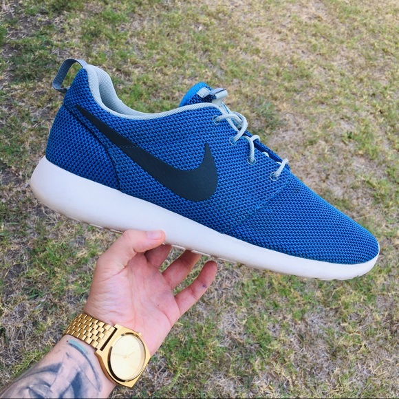 roshe run blue and white